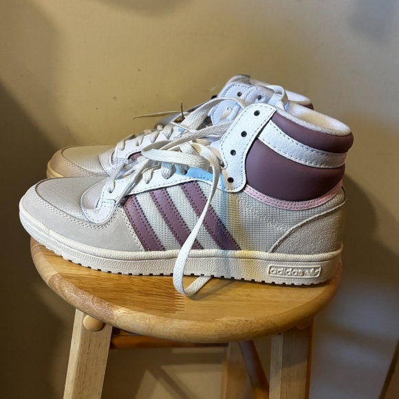 Adidas off white and lilac Top Ten RB casual sneakers from Finish Line NWT - Picture 2 of 12